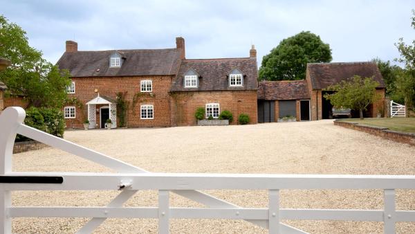 A la foto es mostra l'objecte Beecham Farmhouse situat a la ciutat de Alderminster.