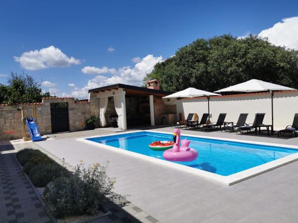 A la foto es mostra l'objecte Villa Giardino situat a la ciutat de Ključ.