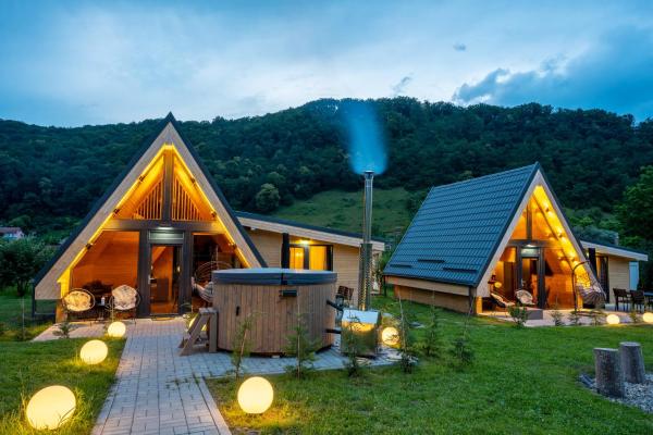 A la foto es mostra l'objecte Ungefug A-Frame Sighisoara situat a la ciutat de Apold.