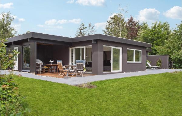 På billedet ses objektet 4 Bedroom Awesome Home In Dronningmølle beliggende i byen Dronningmølle.