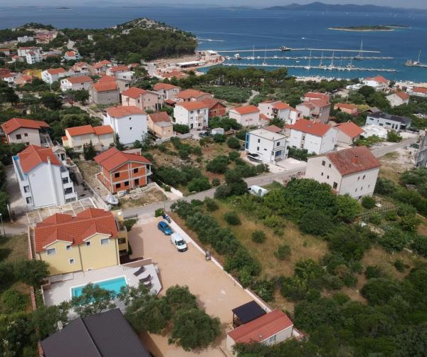写真にはドラゲ市にあるApartment in Drage with sea views, balcony, air conditioning, WiFi 566-1が写っています。