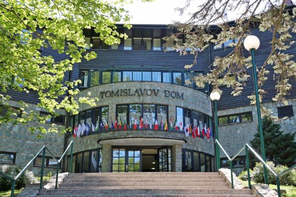 Na zdjęciu widoczny jest obiekt Hotel Tomislavov Dom położony w mieście Kašina.