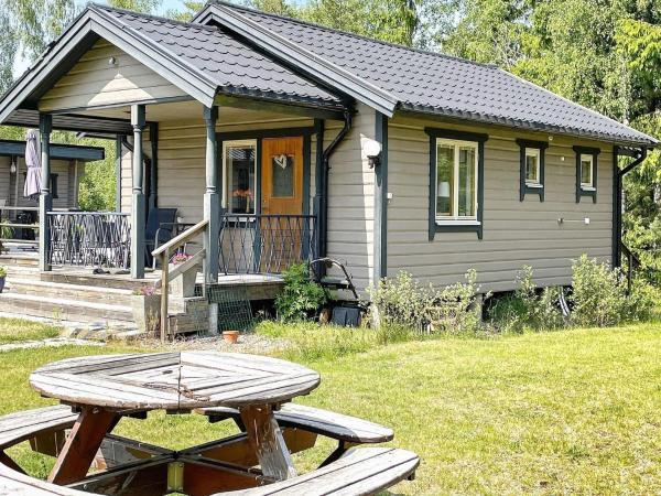Na zdjęciu widoczny jest obiekt Cottage with Hot Tub in Rejmyre położony w mieście Hävla.