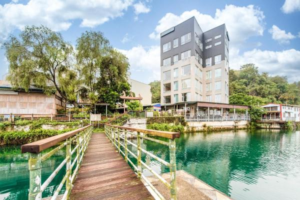 The photo shows the Shui Yang Lakeview House with Elevator located in the city of Yuchi.