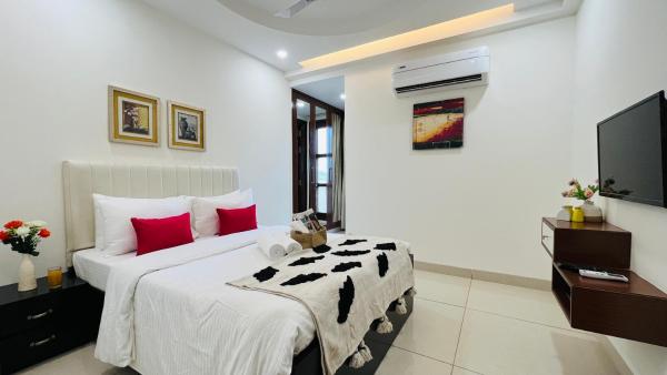 Bluo 3bhk Golf Course Road - Balcony, Lift, Terrace - Gurgaon