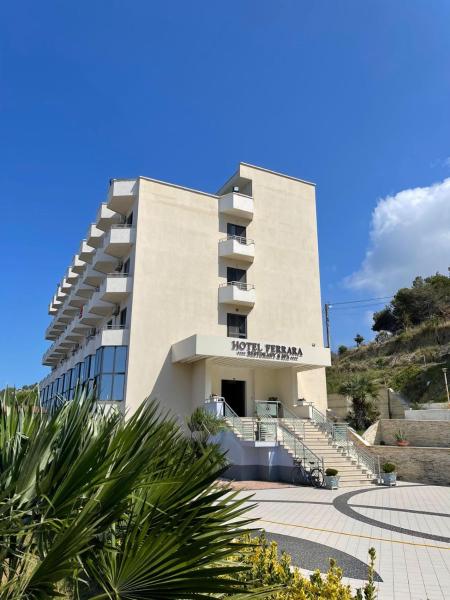 På billedet ses objektet Hotel Ferrara beliggende i byen Durrës.