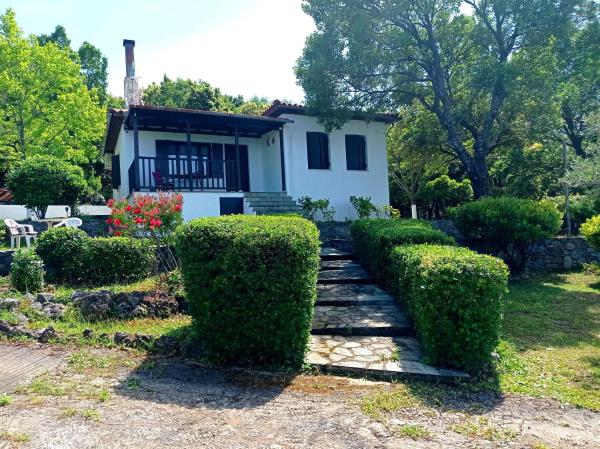 写真にはミロポタモス市にあるAphrodite 's cottageが写っています。