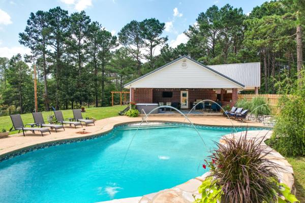 Na foto é possível ver o objeto Broken Bow Vacation Rental w/ Pool & Hot Tub! localizado na cidade de Broken Bow.