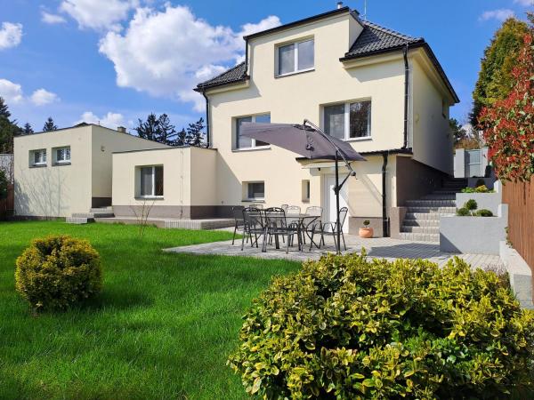 Apartmánový dům se zahradou v klidné části Prahy, Прага