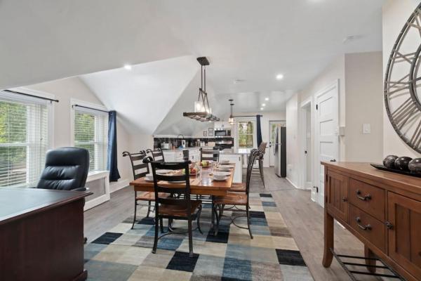 På billedet ses objektet 5 Star Penthouse King Deck AC Train beliggende i byen Narberth.