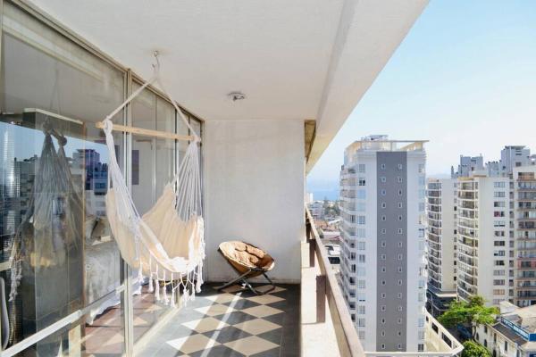 På bildet vises objektet Departamento muy central, a pasos de playa, bares y terminal som ligger i byen Viña del Mar.