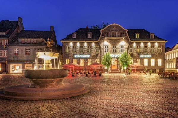 Na fotografii je vidět objekt Schiefer Suite Hotel & Apartments nacházející se ve městě Goslar.