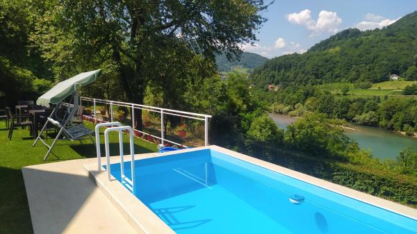 På billedet ses objektet Apartmani Zora-Vuković beliggende i byen Rogačica.