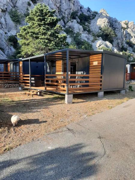 Op de foto is het object Mobile Home Marta te zien, gelegen in de stad Senj.