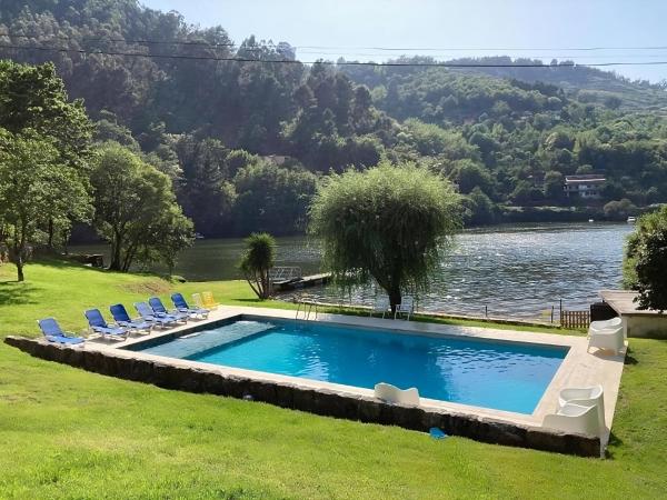 A la foto es mostra l'objecte Casa de Rebolfe (Cinfães - Douro) situat a la ciutat de Cinfães.
