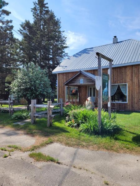 Na zdjęciu widoczny jest obiekt Le Gîte Du Gardien Blanc położony w mieście Saint-David-de-Falardeau.