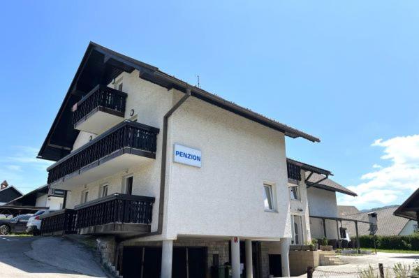 En la foto se muestra el objeto Pension MOYCHI ubicado en la ciudad de Bled.