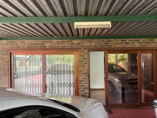 A la foto es mostra l'objecte We Love Properties Guest House situat a la ciutat de Centurion.