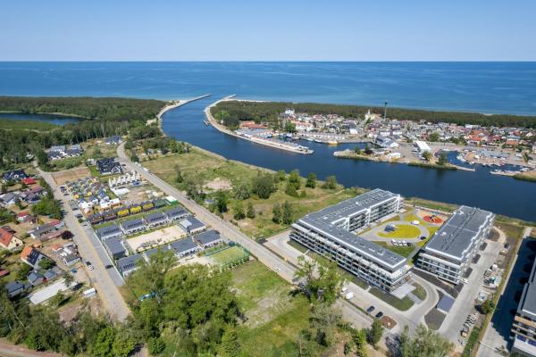 На фото показан объект Wellness & SPA Resort Dziwnów Riverfront Apartments with Parking by Noclegi Renters, расположенный в городе Dziwna.