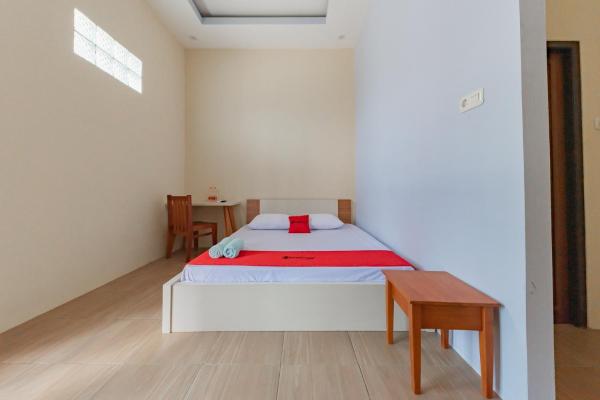 The photo shows the RedDoorz @ Jln Temanggung Tilung Palangkaraya located in the city of Tumbangrungan.