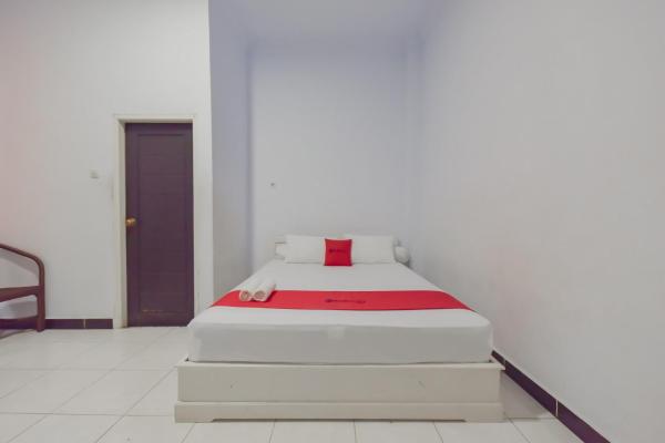 A la foto es mostra l'objecte RedDoorz Syariah near Ramayana Mall Tarakan situat a la ciutat de Tarakan.
