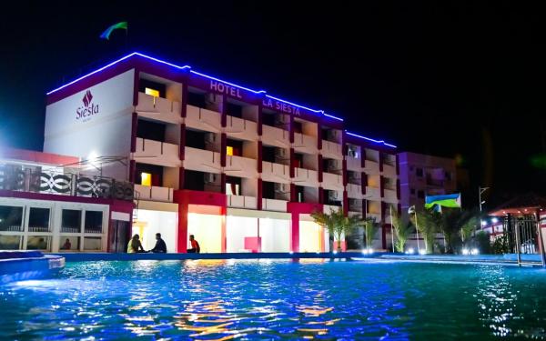 Na zdjęciu widoczny jest obiekt SIESTA HOTEL położony w mieście La Plaine.