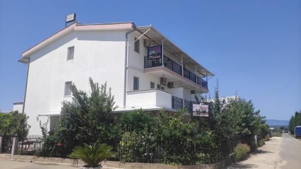 Na fotografii je vidět objekt Maki Apartmani nacházející se ve městě Ulcinj.