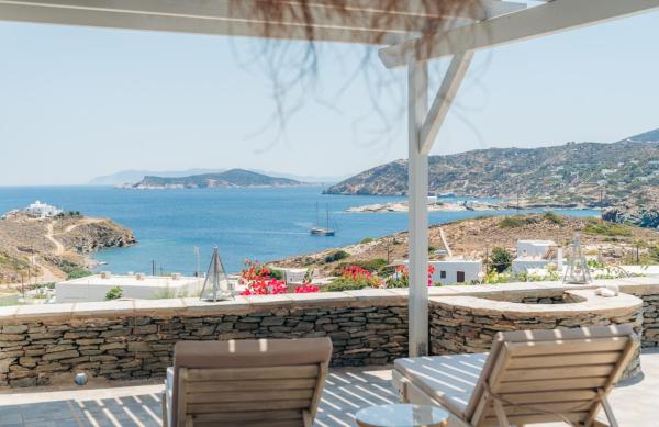 På billedet ses objektet Erifili Houses beliggende i byen Faros.