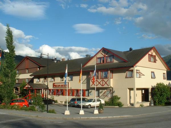 På bildet vises objektet Eikum Hotel som ligger i byen Solvorn.