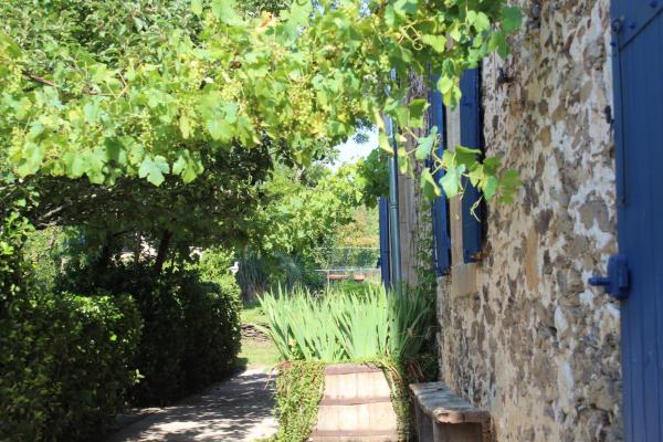 Na fotografii je vidět objekt La maison Cayré nacházející se ve městě Mirandol-Bourgnounac.