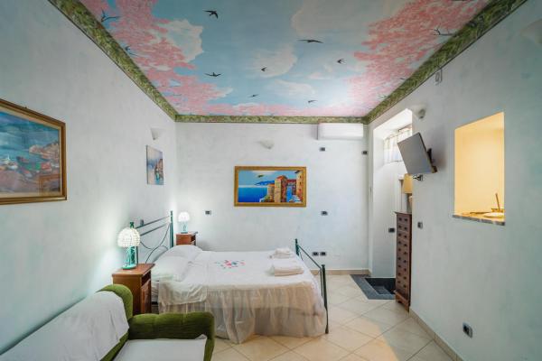 The photo shows the Il Cielo in una Stanza located in the city of Scalea.
