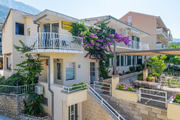 A la foto es mostra l'objecte Apartments with parking space Tucepi, Makarska - 6856 situat a la ciutat de Tučepi.