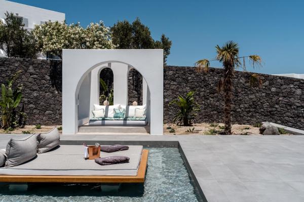 A la foto es mostra l'objecte Numa Santorini situat a la ciutat de Fira.