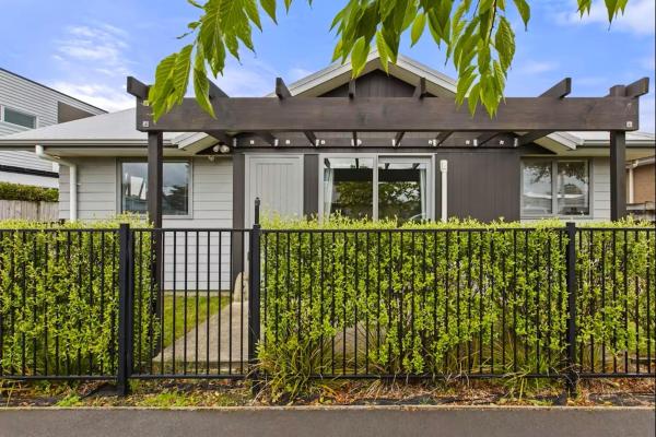 Na fotografii je vidět objekt An elegant 2-bedroom house in Hamilton central. nacházející se ve městě Dinsdale.