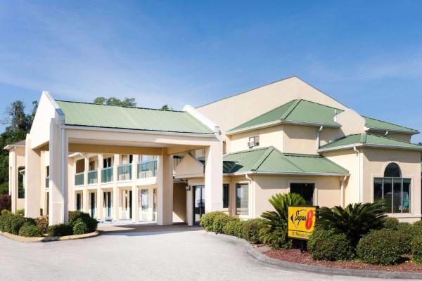 Na zdjęciu widoczny jest obiekt Super 8 by Wyndham Brunswick South I-95 położony w mieście Brunswick.