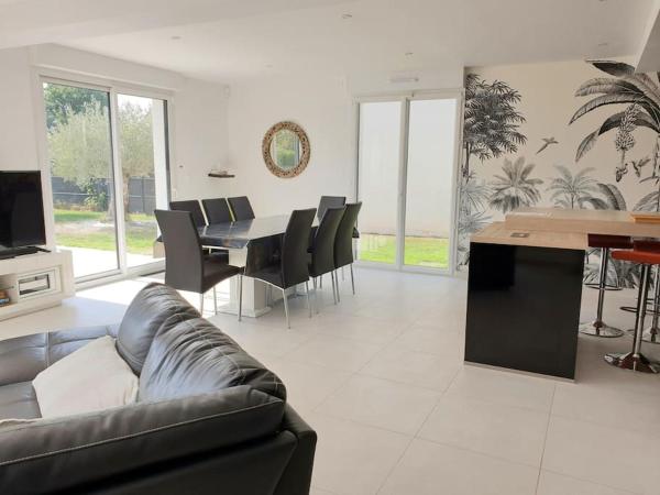 A la foto es mostra l'objecte Maison moderne au cœur du Golfe du Morbihan ! situat a la ciutat de Plougoumelen.