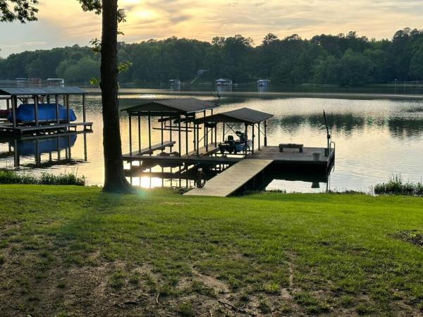 Na fotografii je vidět objekt Serenity - Waterfront 3 Bed, 2 Bath, Water Toys, EV Charger nacházející se ve městě Bracey.
