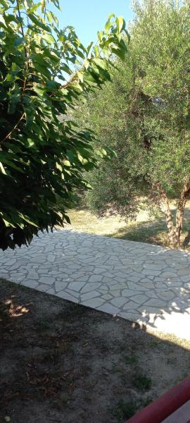 På billedet ses objektet STUDIO R beliggende i byen Aidoniá.