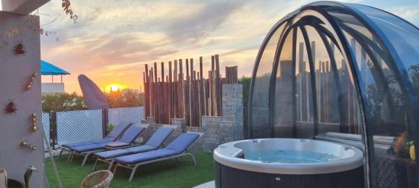 A la foto es mostra l'objecte Sunset sea view & garden Spa Cala Tarida 6p max situat a la ciutat de Cala Tarida.