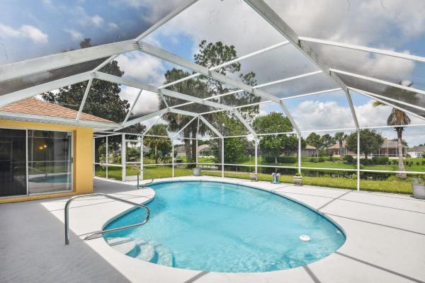 Kuvassa näkyy kohde Palm Coast Escape Screened Lanai, Saltwater Pool!, joka sijaitsee kaupungissa Palm Coast.