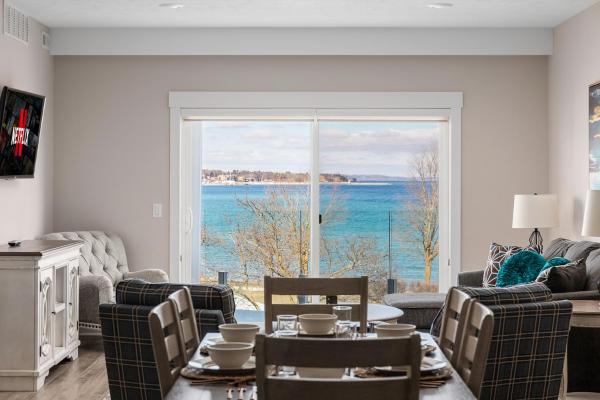 Luxury Downtown 2bdr Lake View 2nd Floor Condo On West Bay 203e - Traverse City, MI