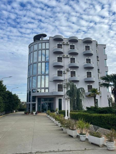 Na foto é possível ver o objeto Hotel Silvio localizado na cidade de Fier.
