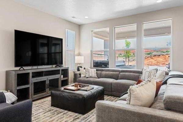 A la foto es mostra l'objecte Family Desert Oasis home situat a la ciutat de Washington.