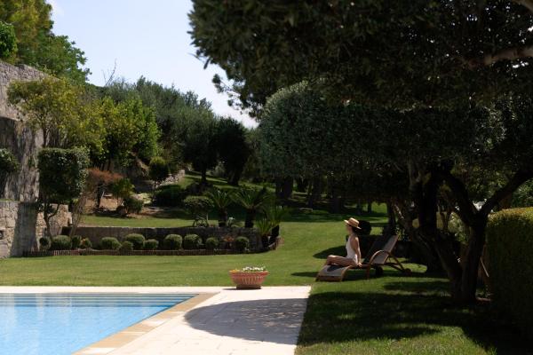 En la foto se muestra el objeto Malvazia Grand Estate, 4acre Immersed in Greenery, By ThinkVilla ubicado en la ciudad de Voútai.