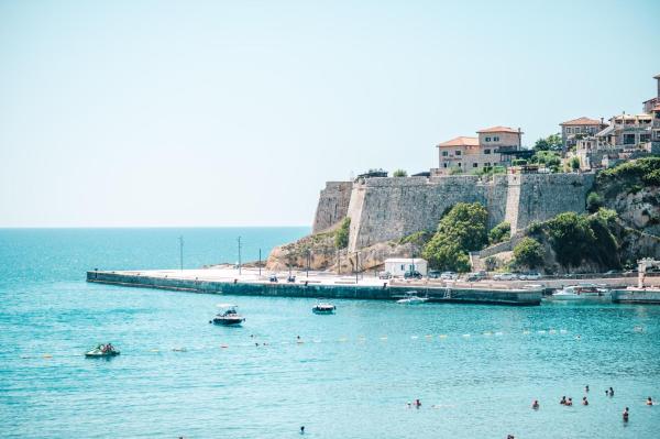 Na foto é possível ver o objeto Miramar localizado na cidade de Ulcinj.