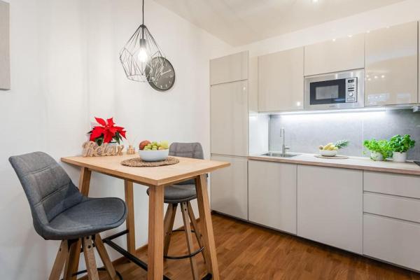 Enjoy Garden & Grill & Free Parking & Aquapark - Prague Václav Havel Airport (PRG)