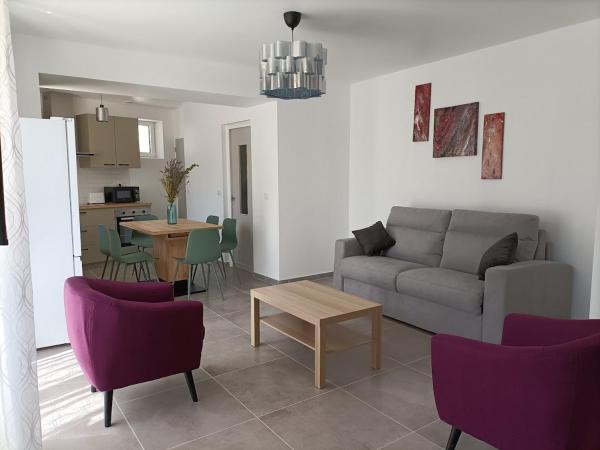 照片显示了位于Saint-Geniès-de-Comolas市的Maison de village en Provence物件。