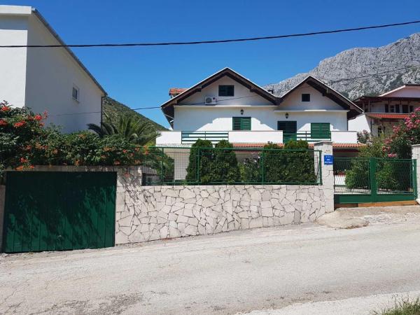 På billedet ses objektet Sandra Apartmani 2 beliggende i byen Zaostrog.