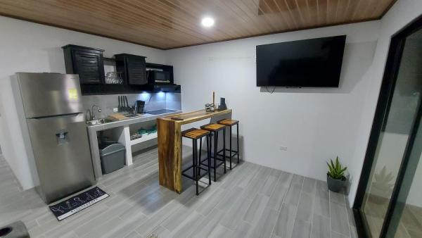 A la foto es mostra l'objecte Casas Doña Juanita situat a la ciutat de Jacó.