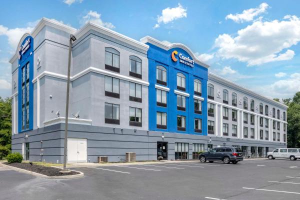Na fotografii je vidět objekt Comfort Inn & Suites Voorhees-Mt Laurel nacházející se ve městě Berlin.